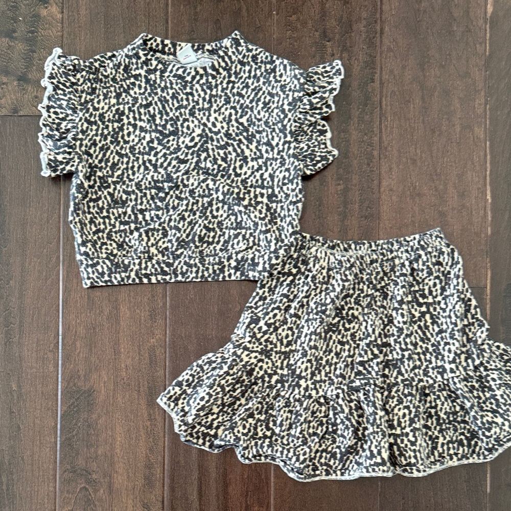 Super cute Old Navy Trendy Toddler Girls Leopard Print Skirt Set